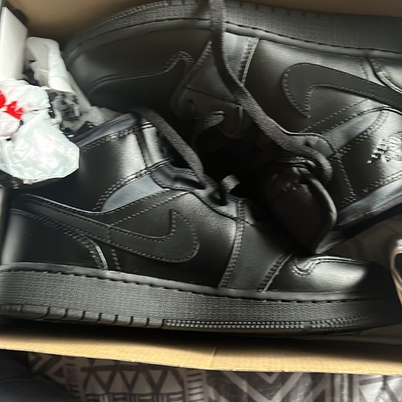 Jordan’s all black size 6 youth 7 women’s - Picture 5 of 9